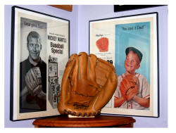Mickey Mantle Baseball Glove Phillies Cigars premium displa
