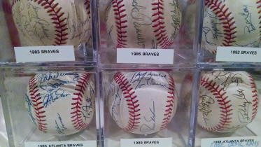 Team signed autograph baseball display